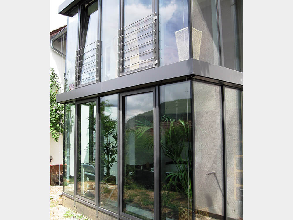 Stahl - Glas - Fassade als Erker an einem Wohnhaus