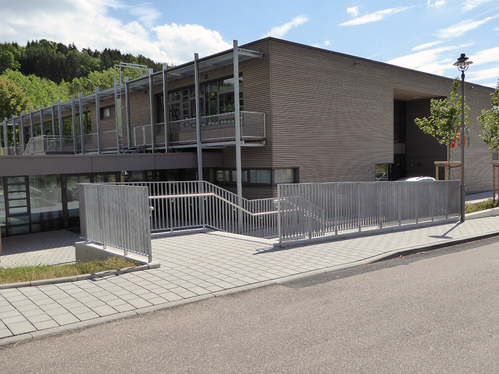 Geländer - Treppen - Stege zum Innenhof des Kindergarten und Schulgebäudes