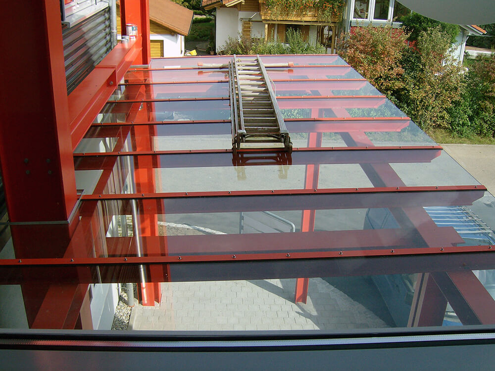 Angepasste farbliche Stahlkonstruktion mit Glasüberdachung