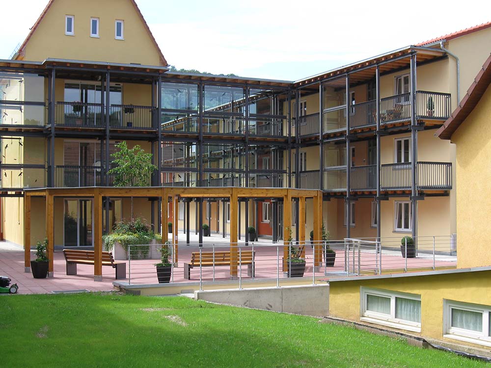 Laubengänge in Stahlkonstruktion teilweise verglast